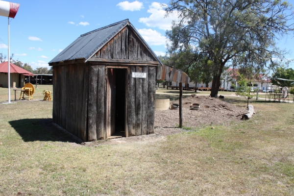 The Miners Hut & Sapphire Fossicker